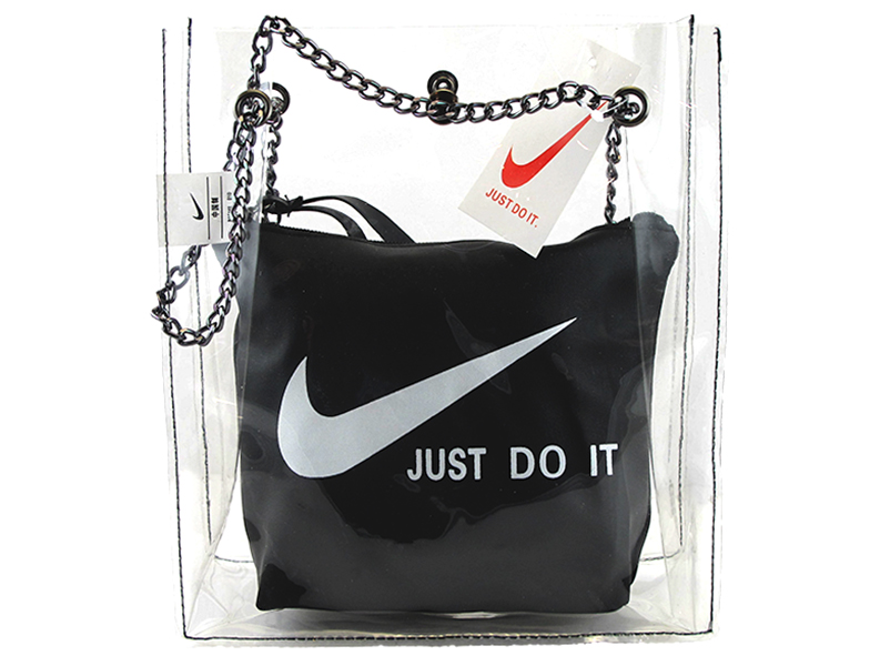 Прозрачная спортивная сумка Nike с чёрной сумкой внутри.