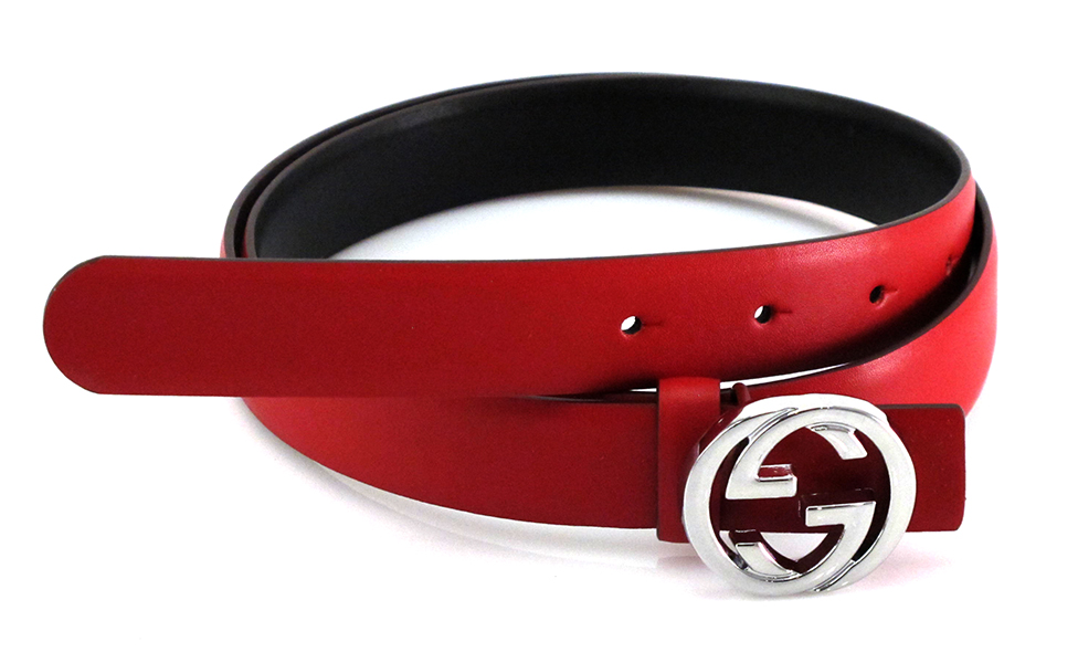 Женский пояс Gucci красного цвета c серебряной пряжкой.