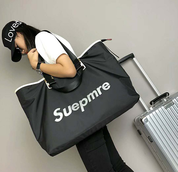 Спортивная черная сумка Suepmre.