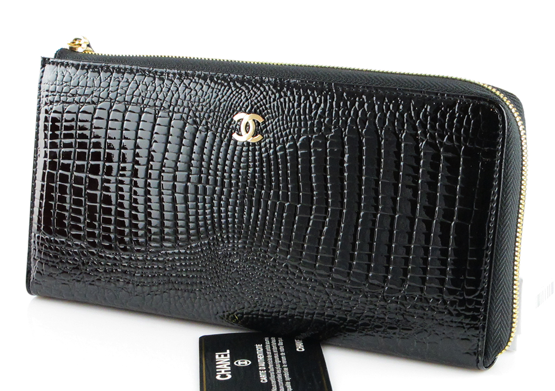 Женский кошелек Chanel из натуральной кожи.