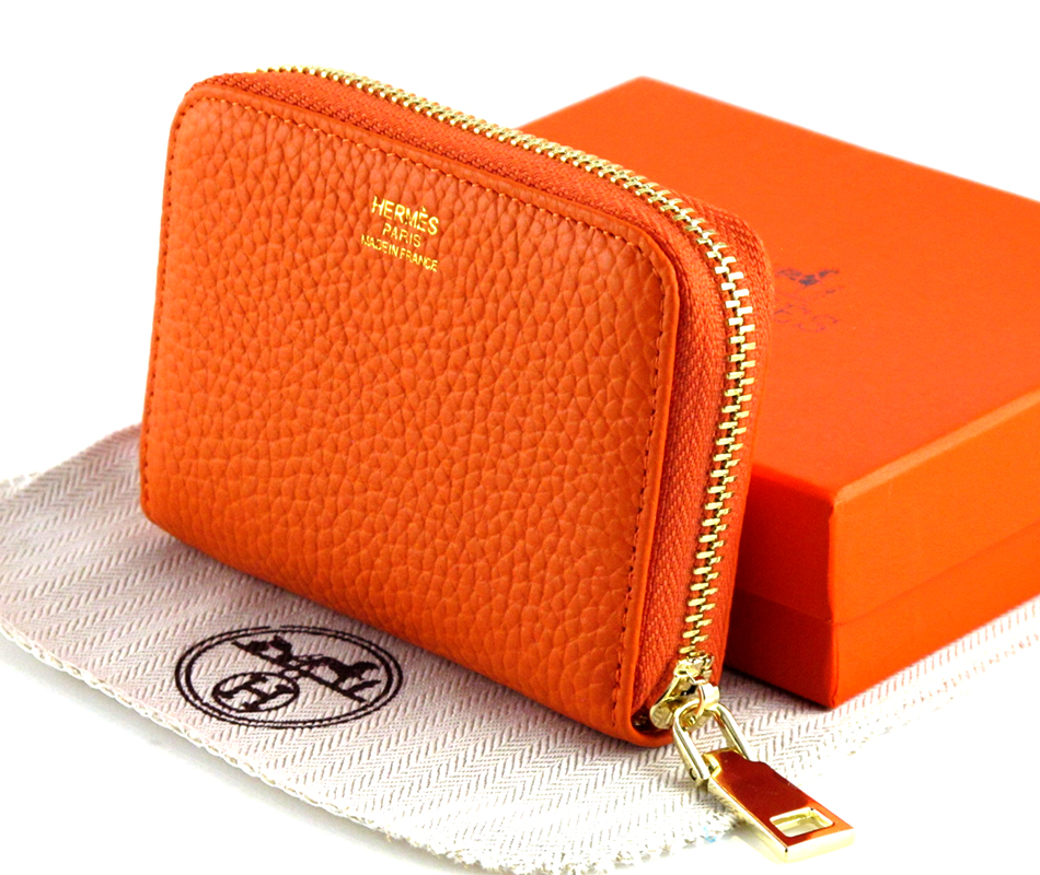 Маленький оранжевый кошелек для монет Hermes.