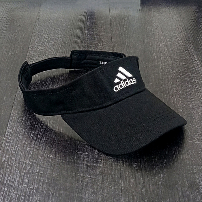 Стильный козырек Adidas в черном цвете.